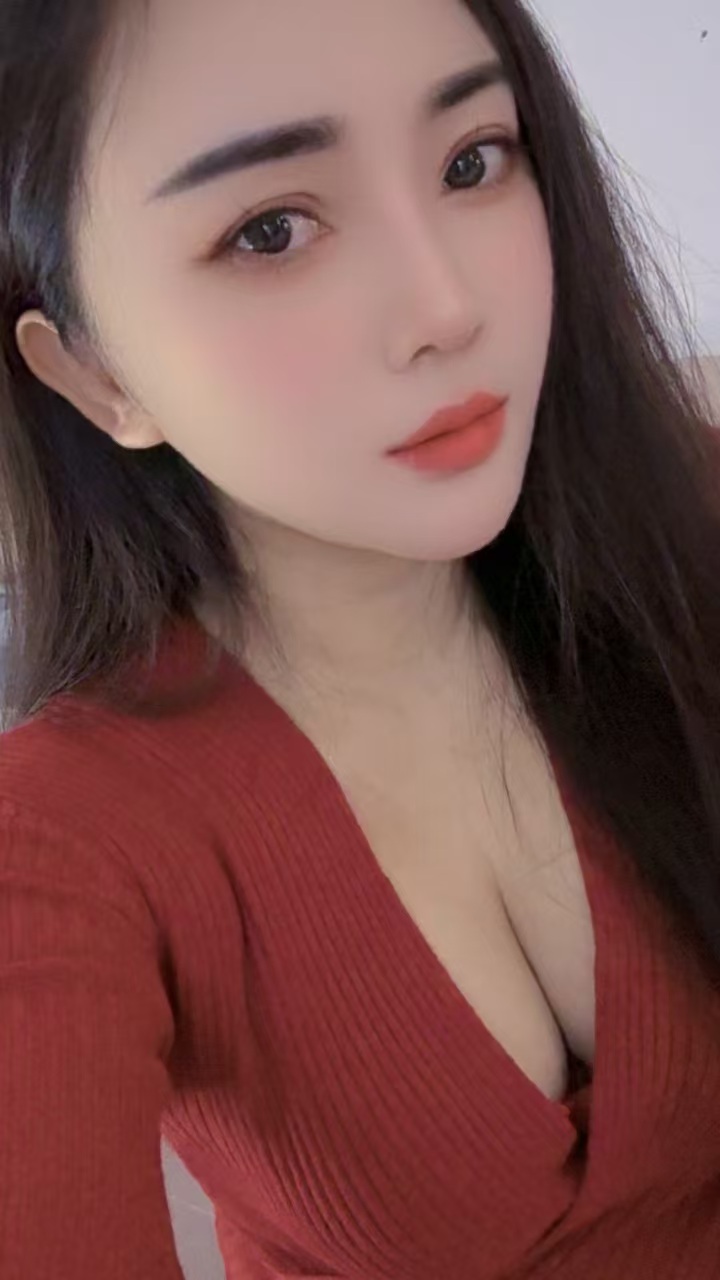 白嫩大奶水磨服务语萱