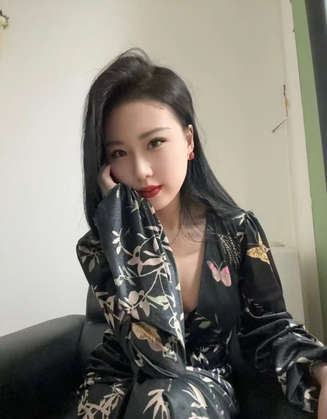 建邺惹火眼镜御姐欣瑶