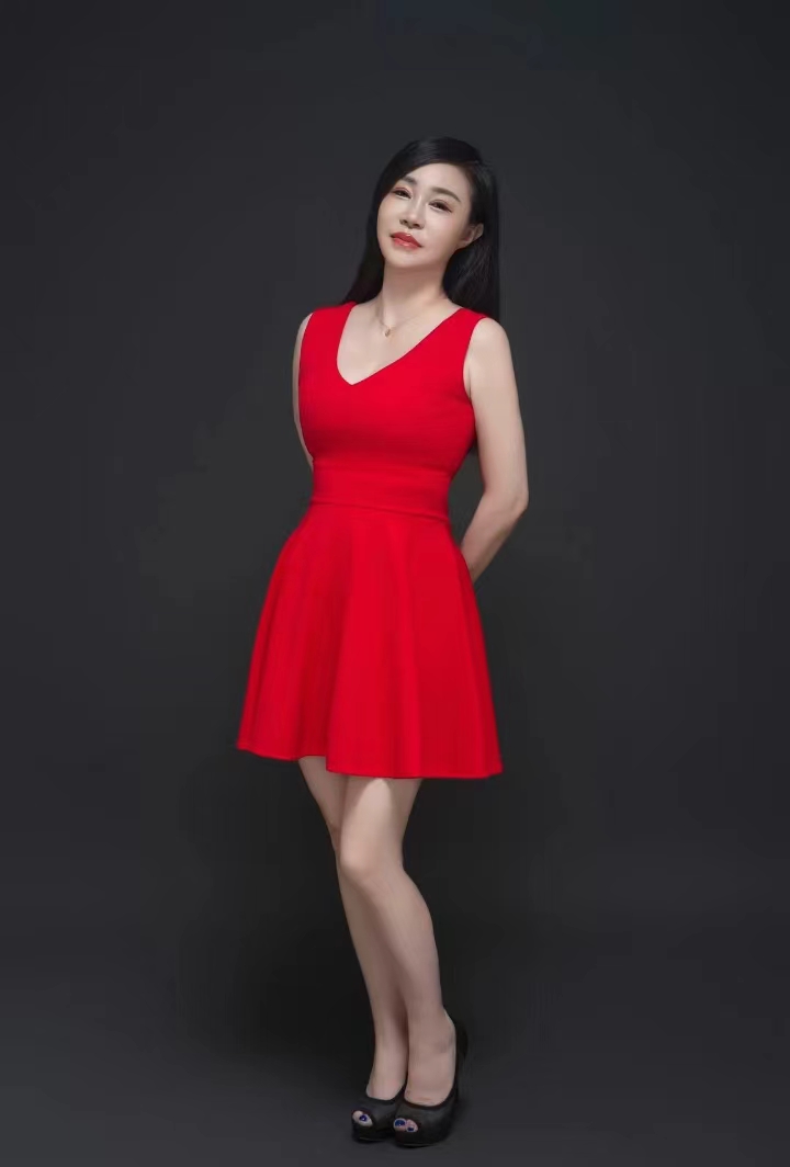 美艳大胸新人小莉