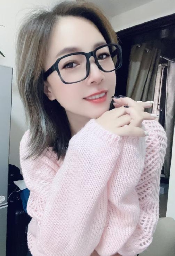 越秀纯欲眼镜小姐姐