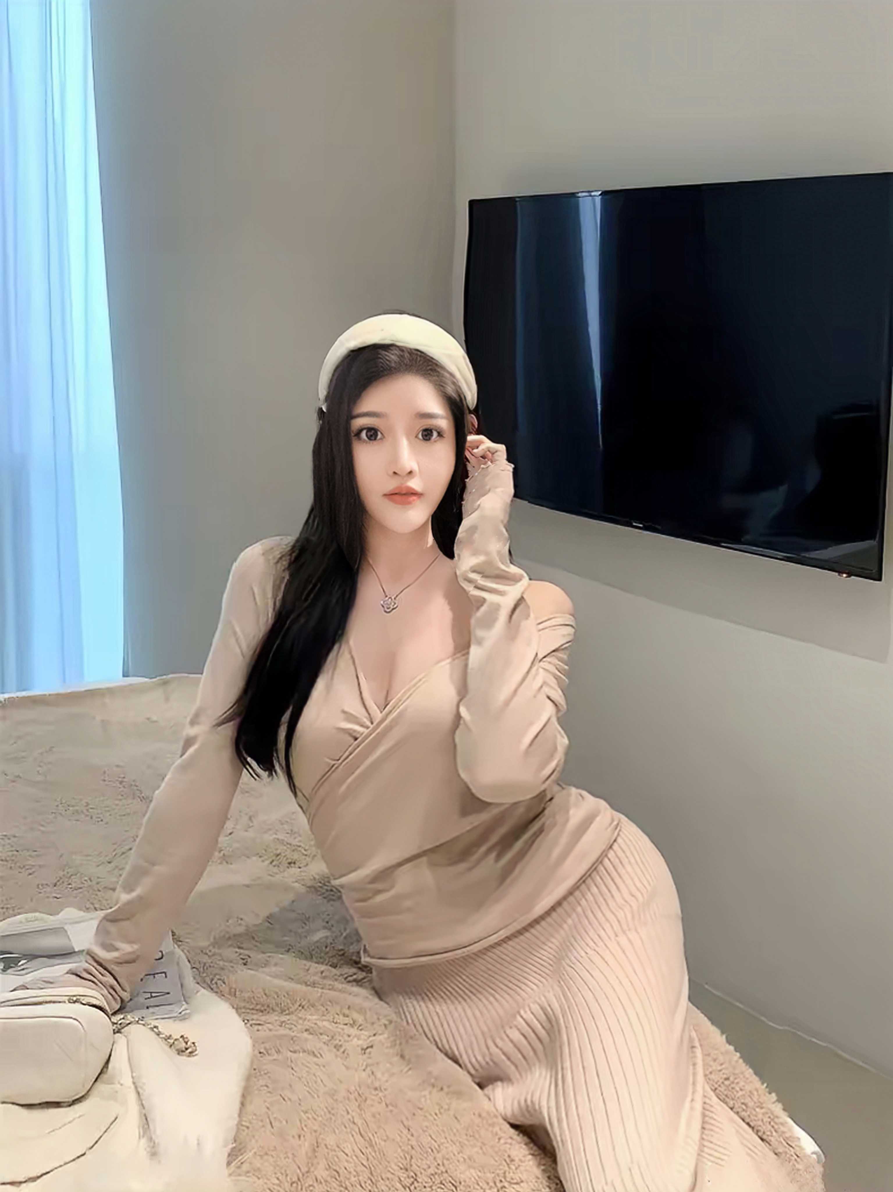 皮肤白皙的兼职小姐姐