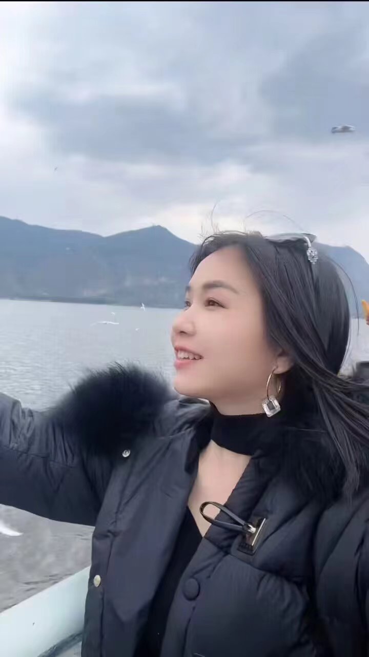 00后乖巧嫩妹甜甜