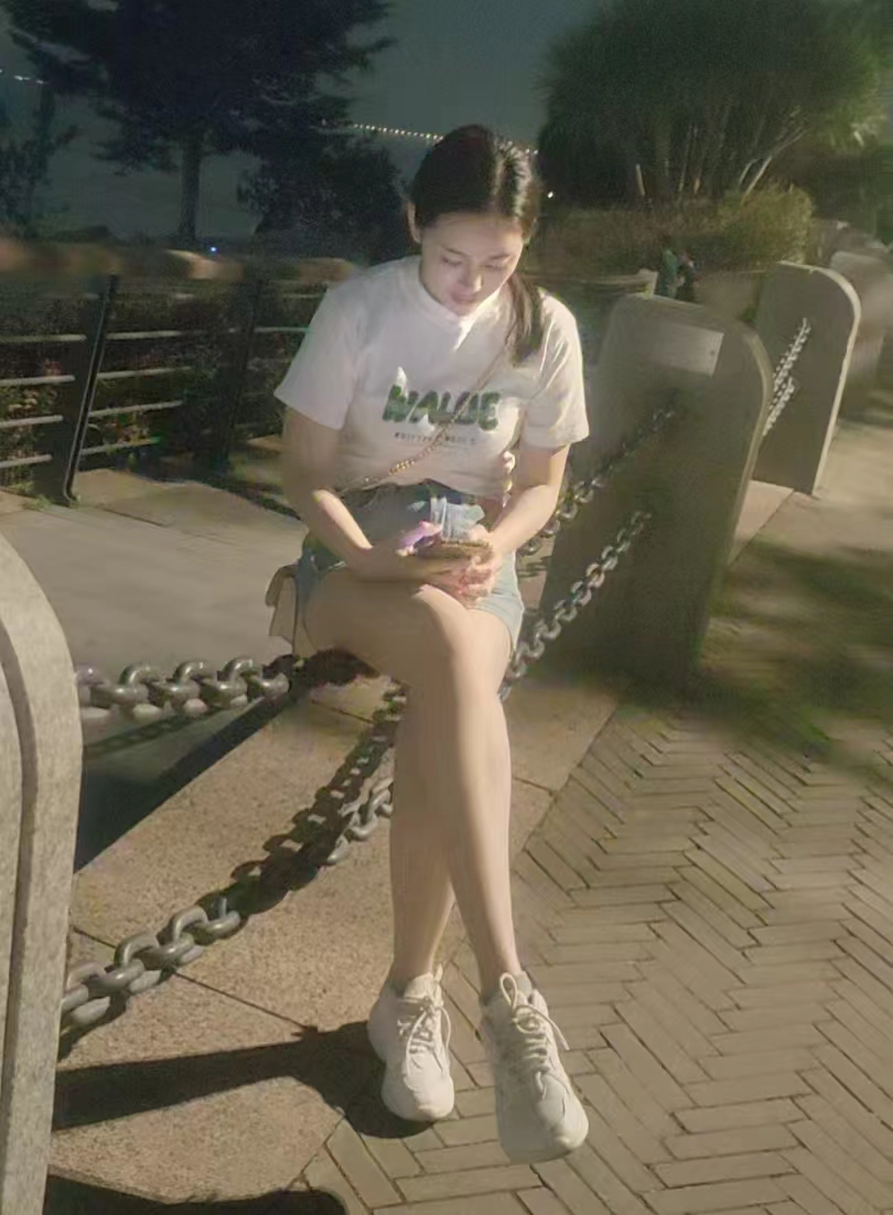 石岩大白腿丰润小姐姐