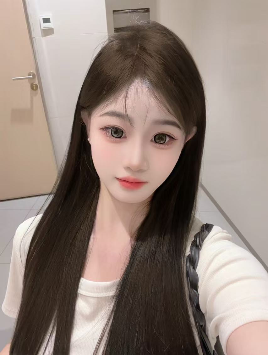 疯狂且又单纯的00后相信能给你不一样的感觉.可爱的小萝莉