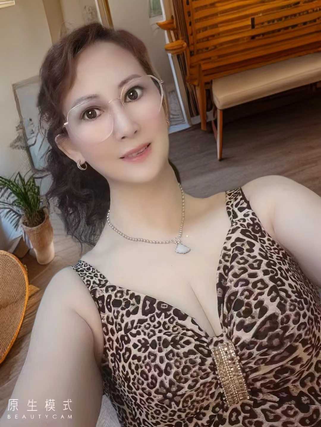 爆乳热辣少妇小岚