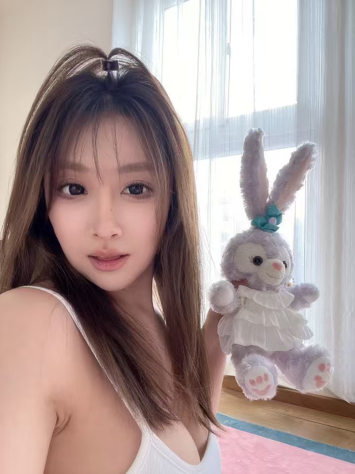 身材火辣软妹子，很纯很天真