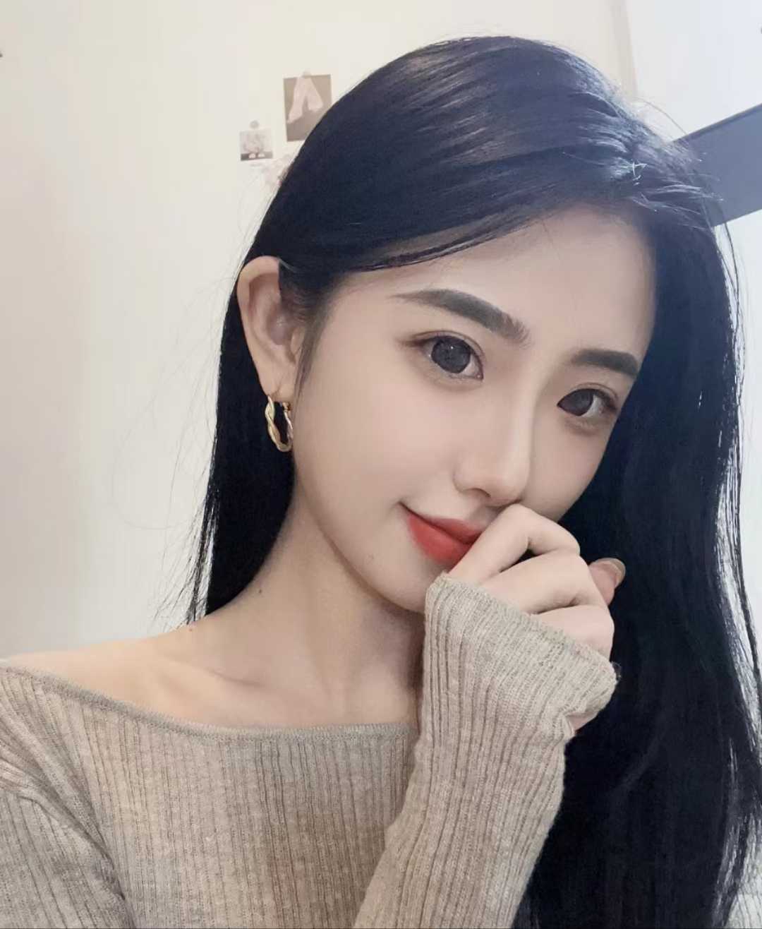 肌肤白净丝滑，忍不住多摸几把