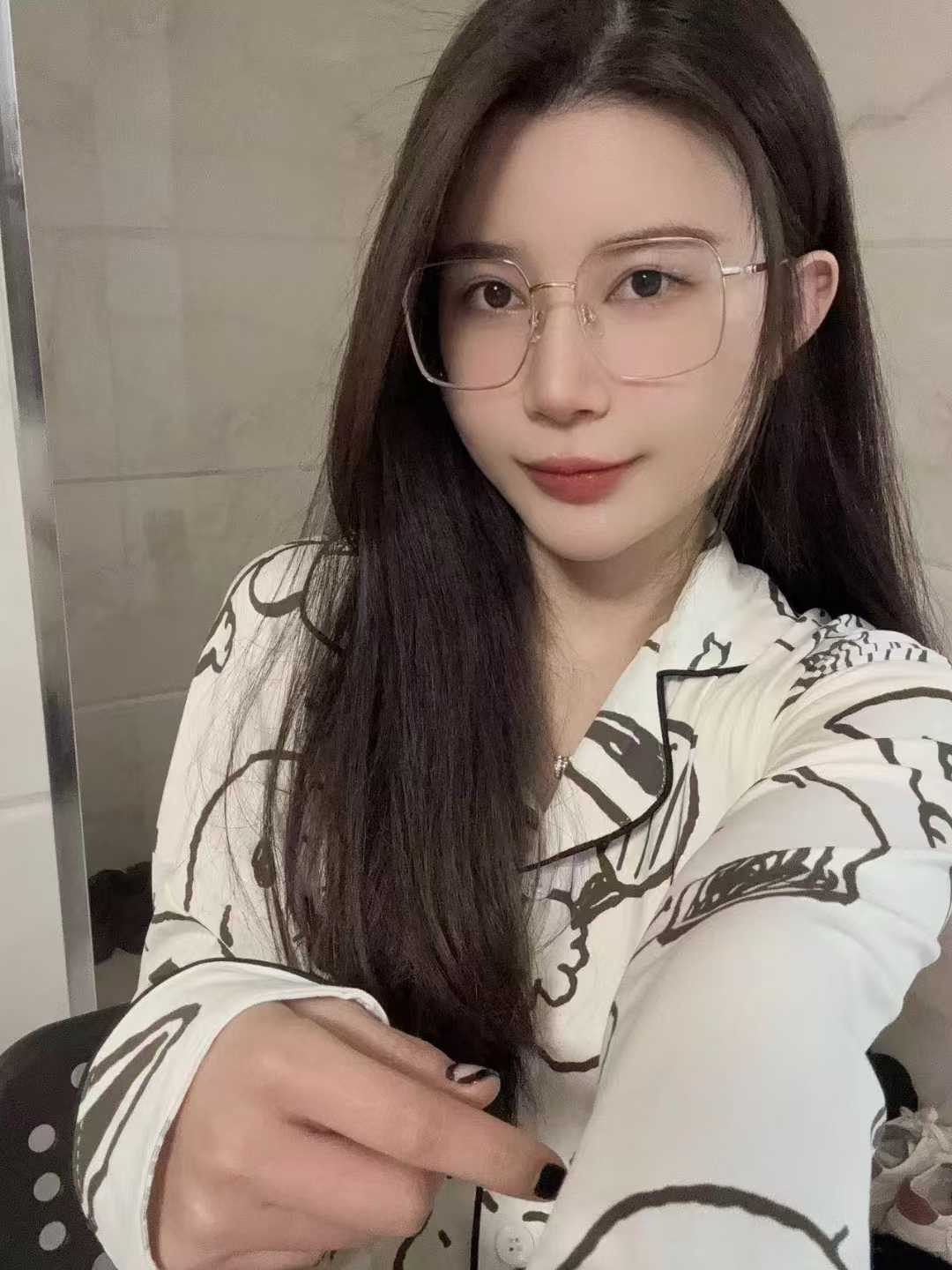 勾魂美人，热情认真。