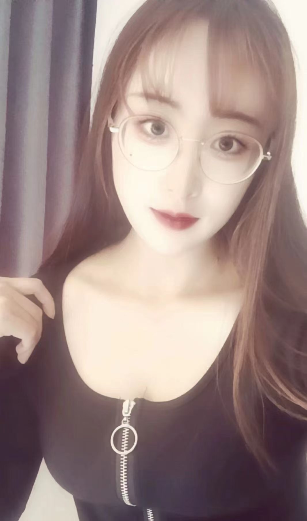 丰满撩人眼镜小御姐