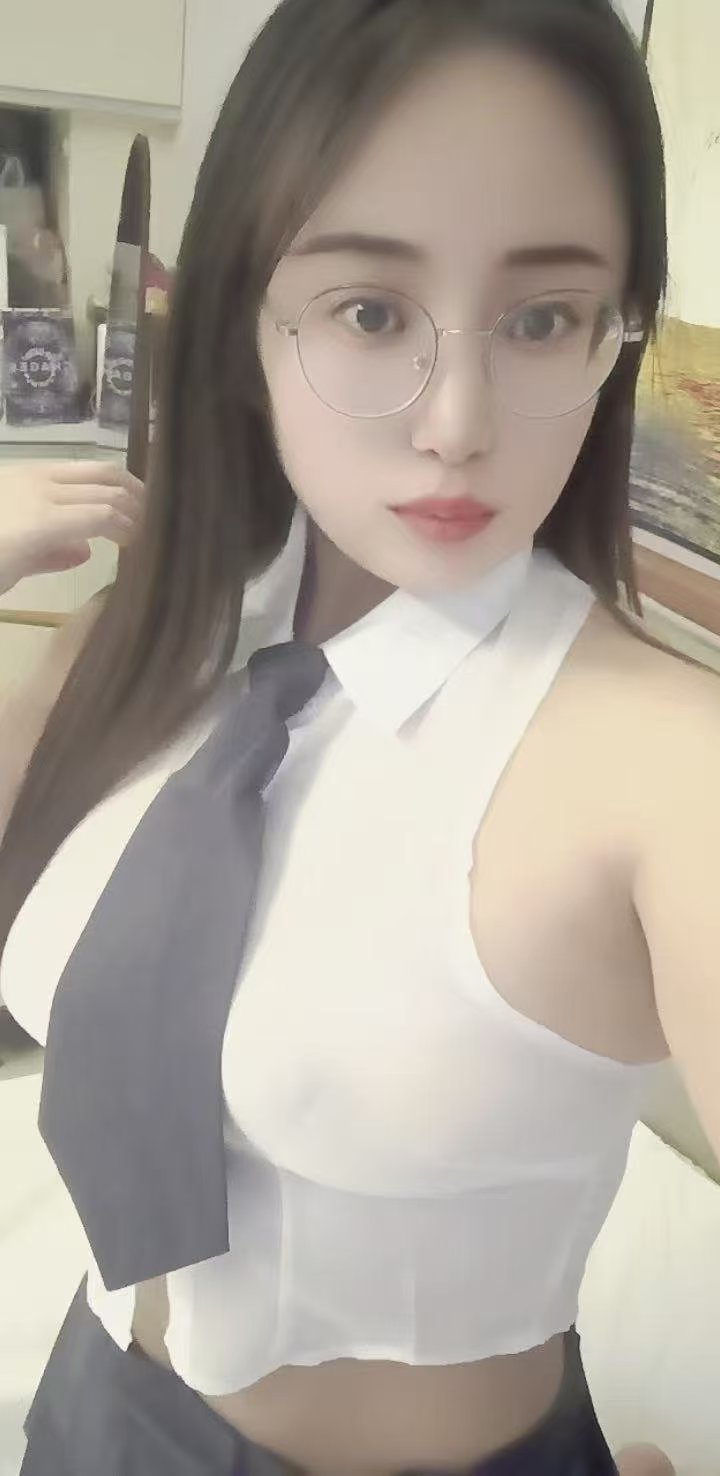 丰满撩人眼镜小御姐