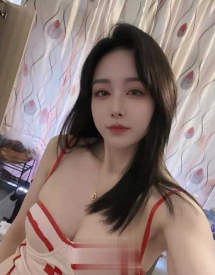 气质型美女，身材嫩得掐的出水来