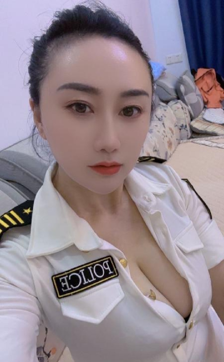 黄泥磅风情制服少妇