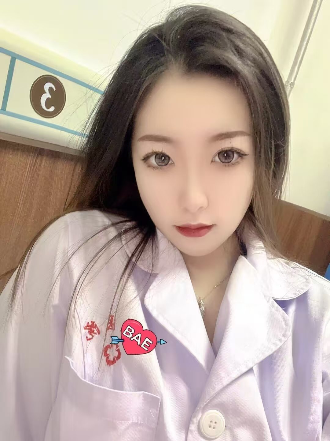 很哇塞的兼职护士小姐姐