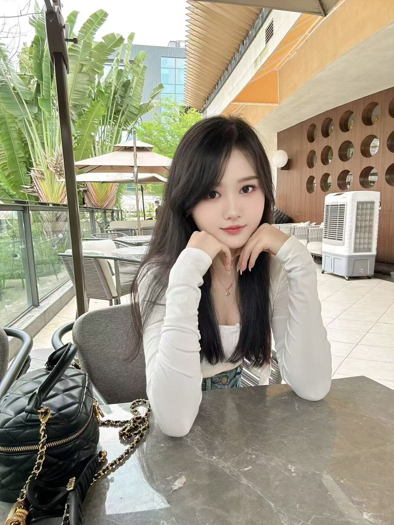 极品白嫩架子小雨