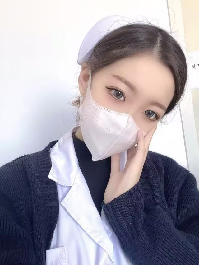 很哇塞的兼职护士小姐姐