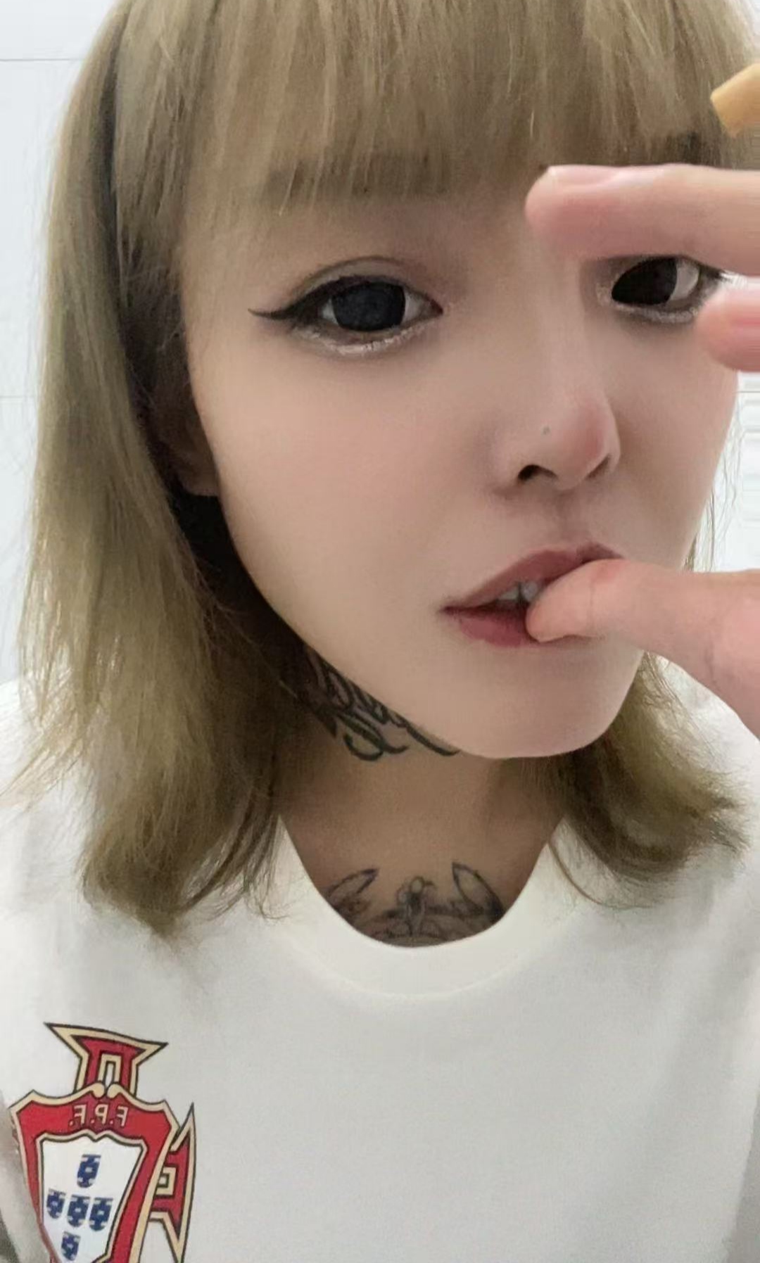 坂田短发纹身辣妹东东