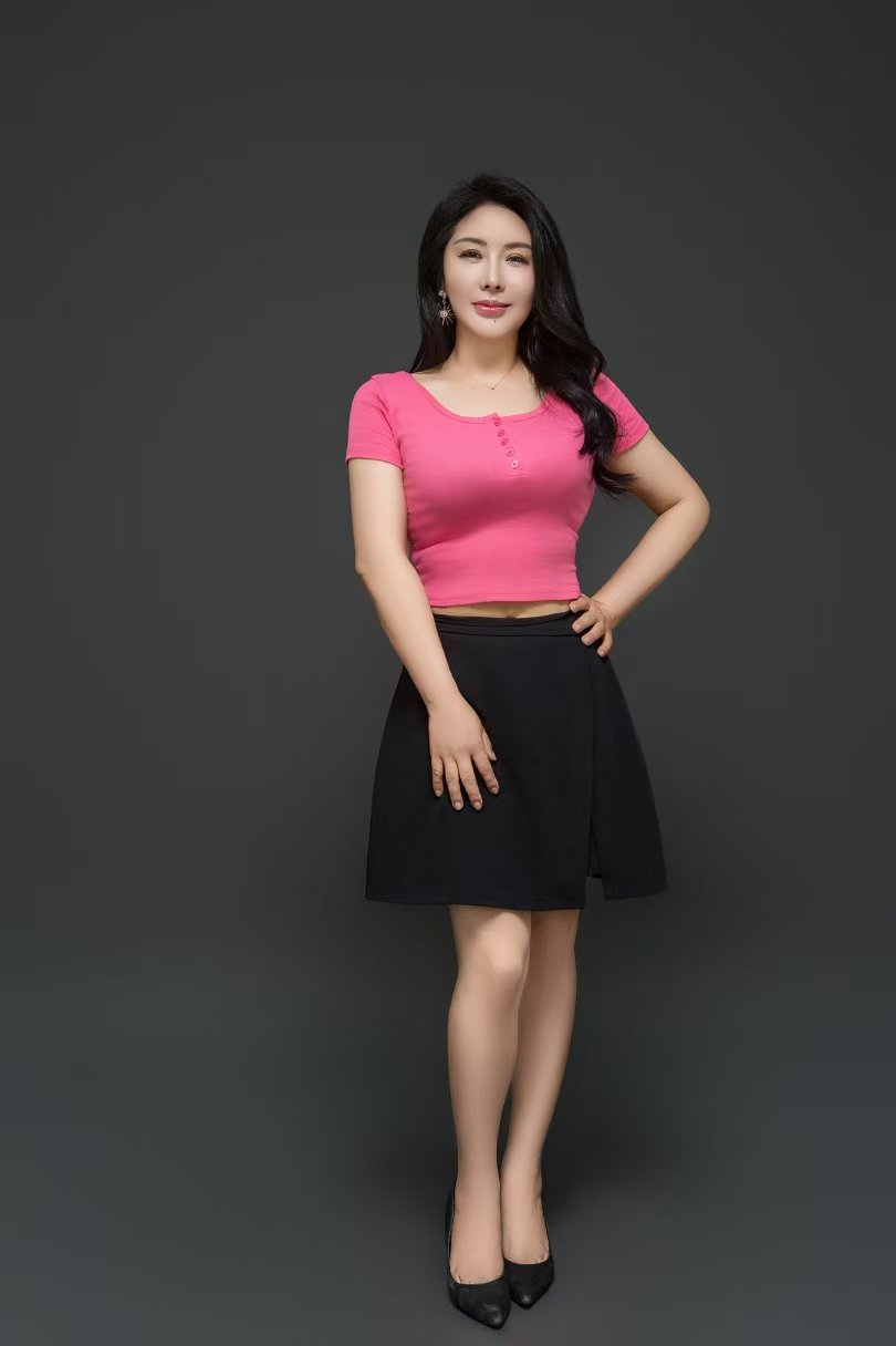 美艳肉弹辣妹小芳