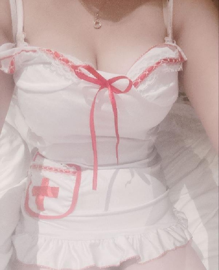 白嫩情趣爆乳美妞小小