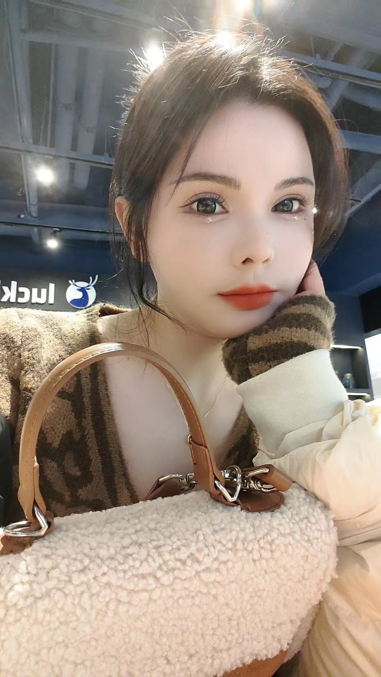 西丽气质大胸小姐姐