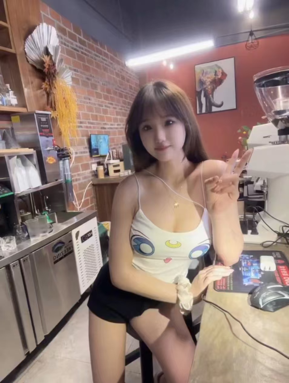 短发大奶服务系娜娜