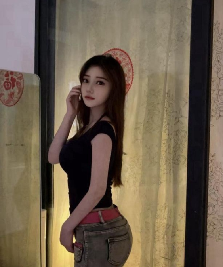 水蛇腰大胸颜值辣妹