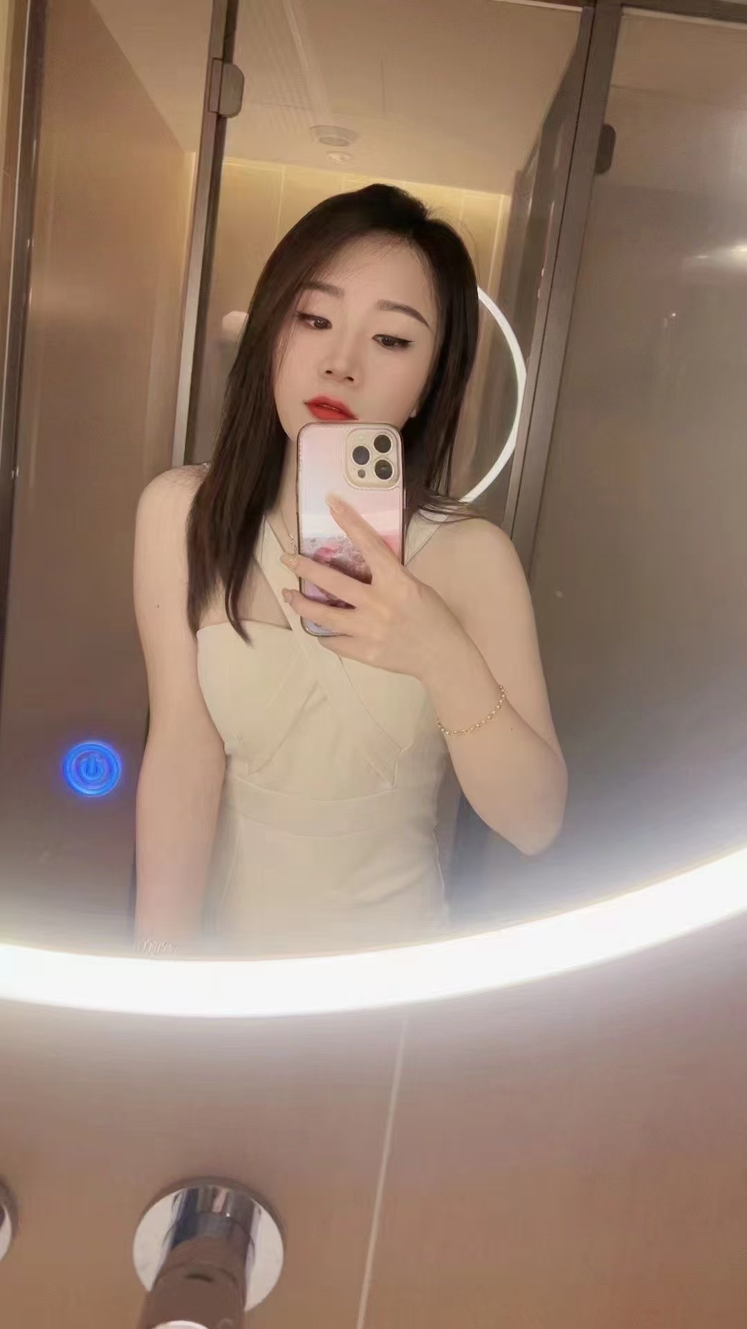 性感大奶辣妹心凌