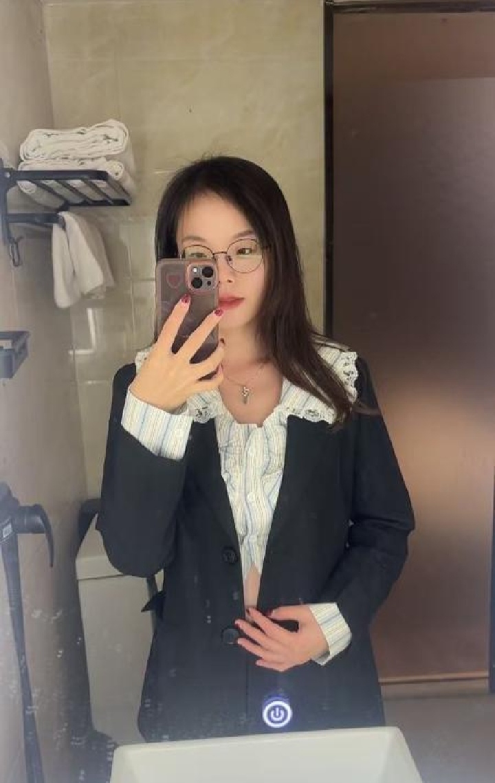 白云热辣制服眼镜妞