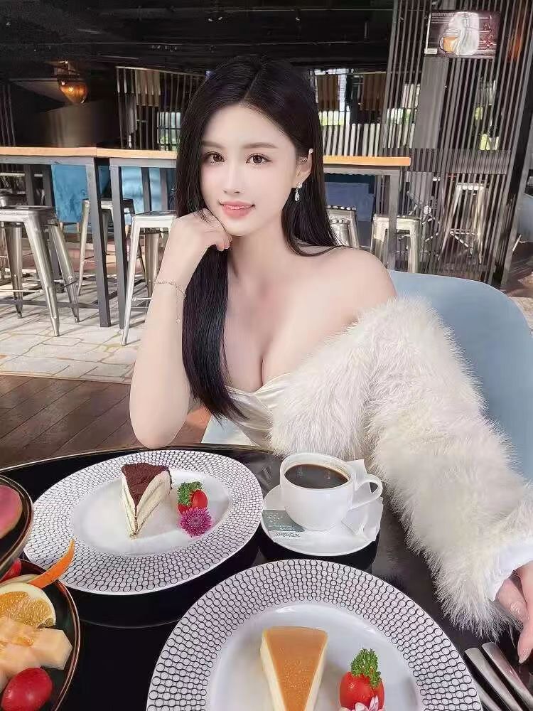 前凸后翘极品长腿美妞