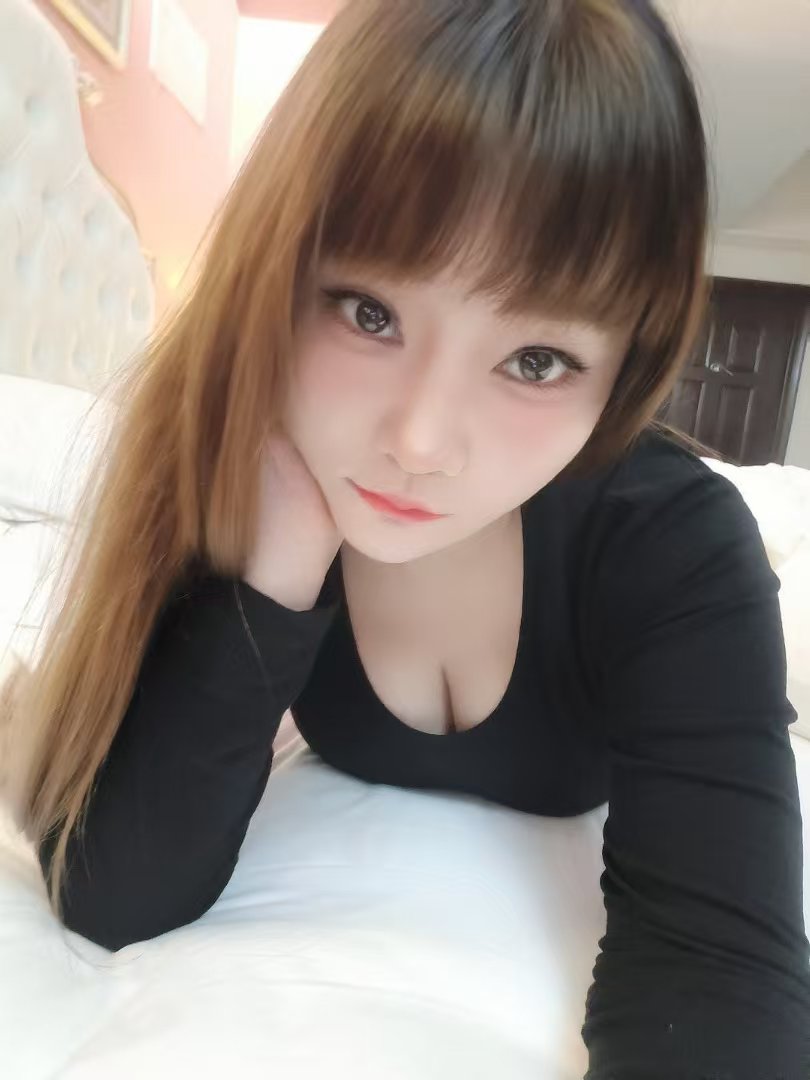 白嫩爆乳奶炮小苹果