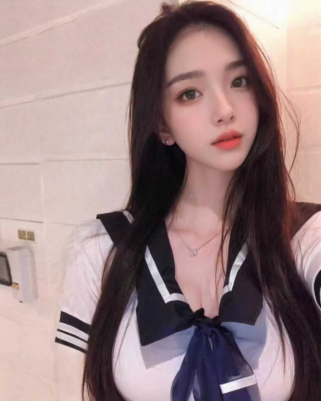 西湖白嫩制服嫩妹芸