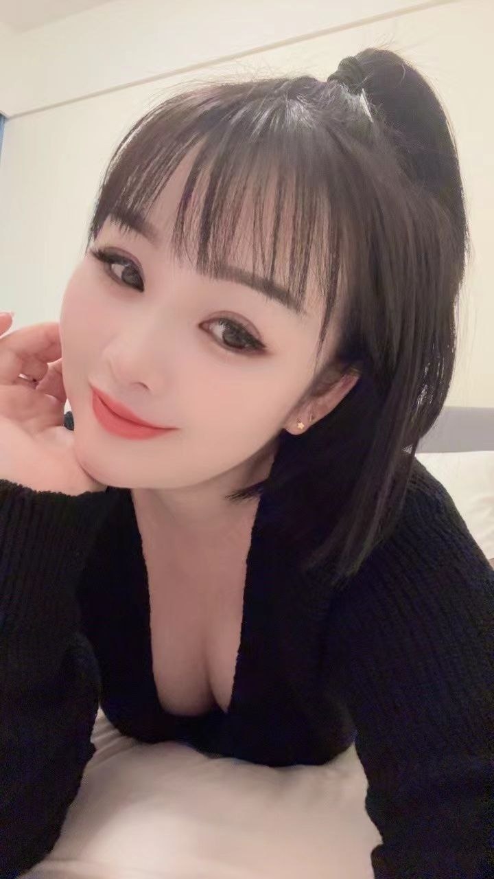 美艳丰满短发御姐梨子