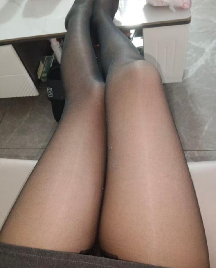 高颜值热辣眼镜妞