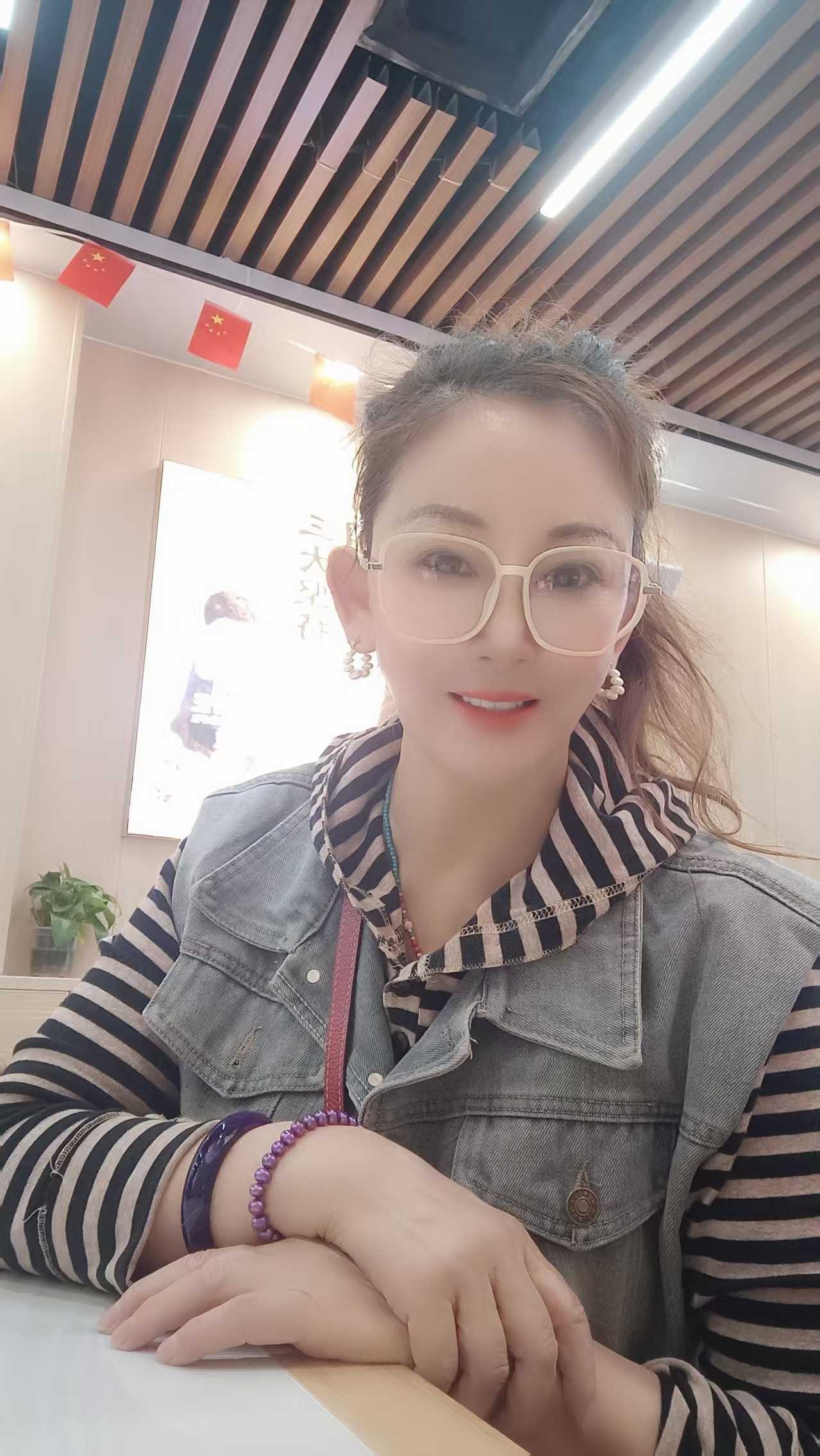 兼职眼镜美少妇晴