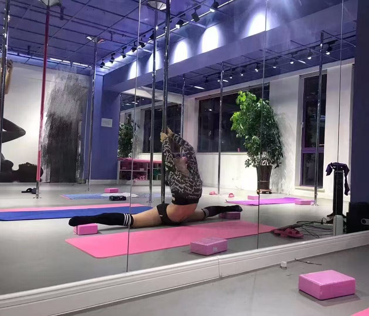 一字马瑜伽老师桃子