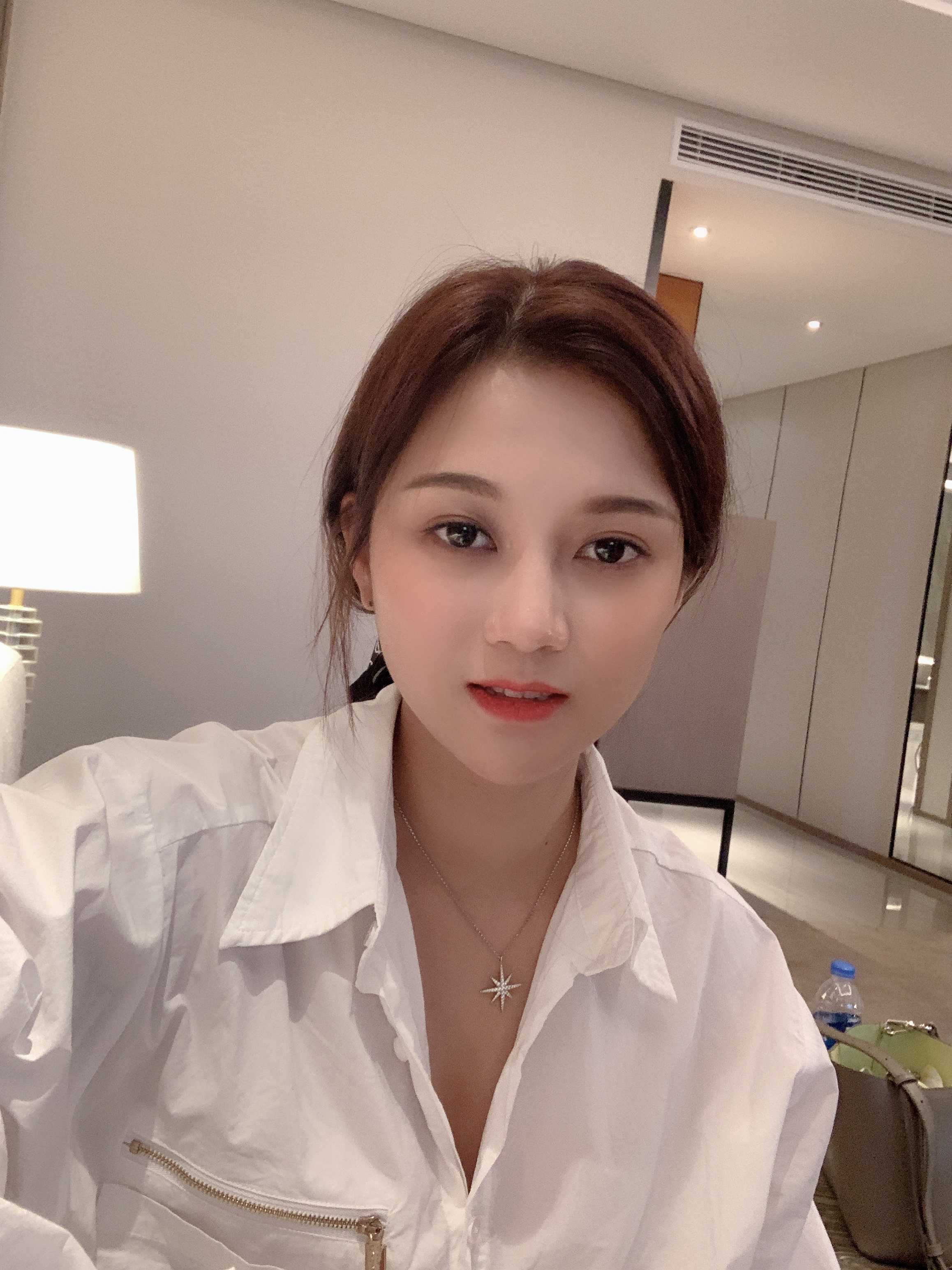 白嫩御姐系小雅