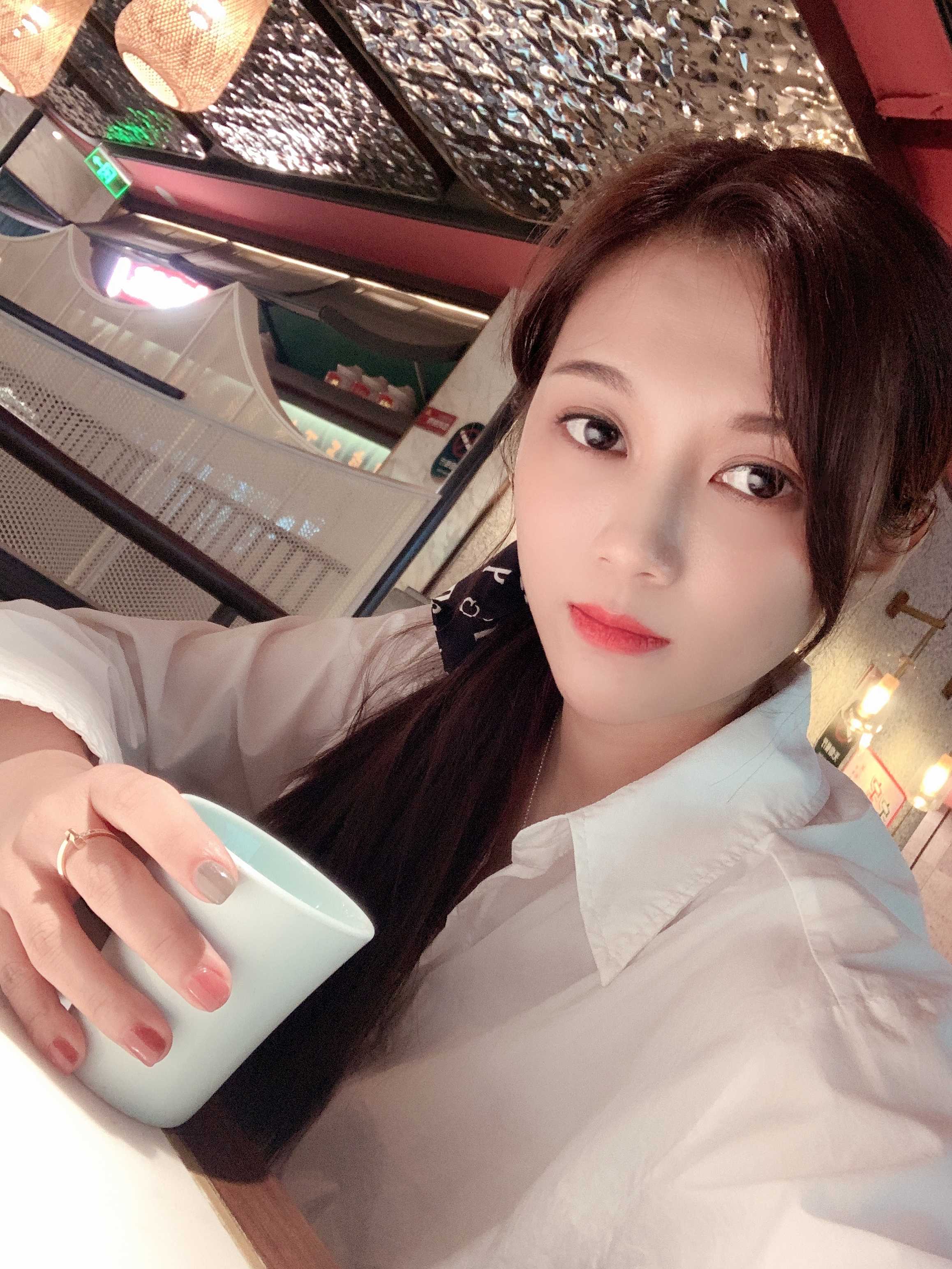 白嫩御姐系小雅