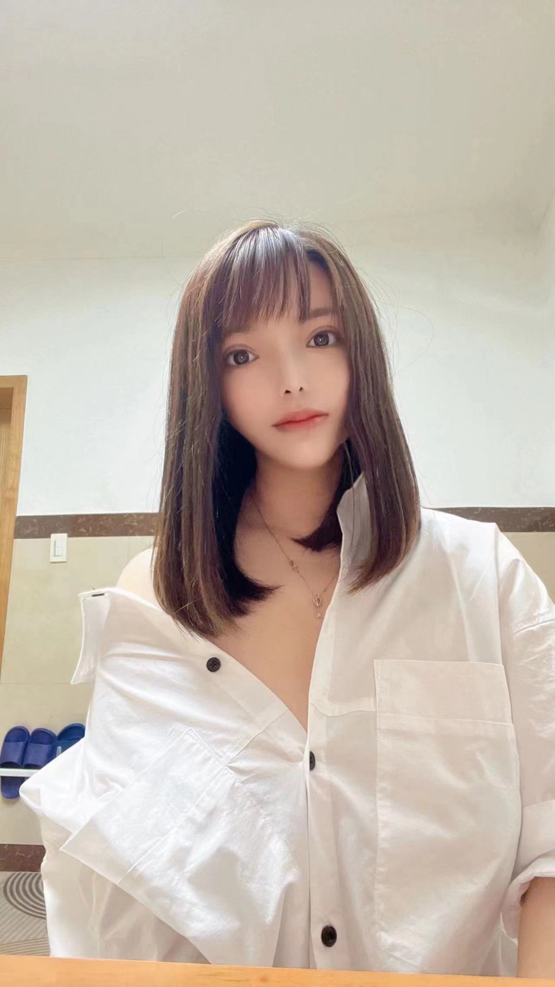 火辣大胸嫩妹露露