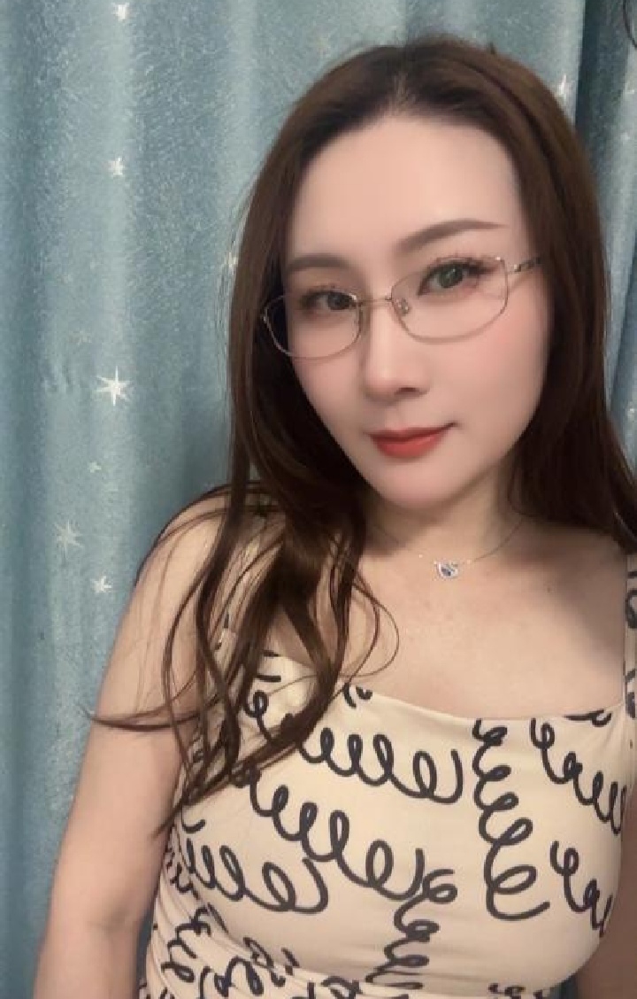 丰满热辣眼镜小少妇