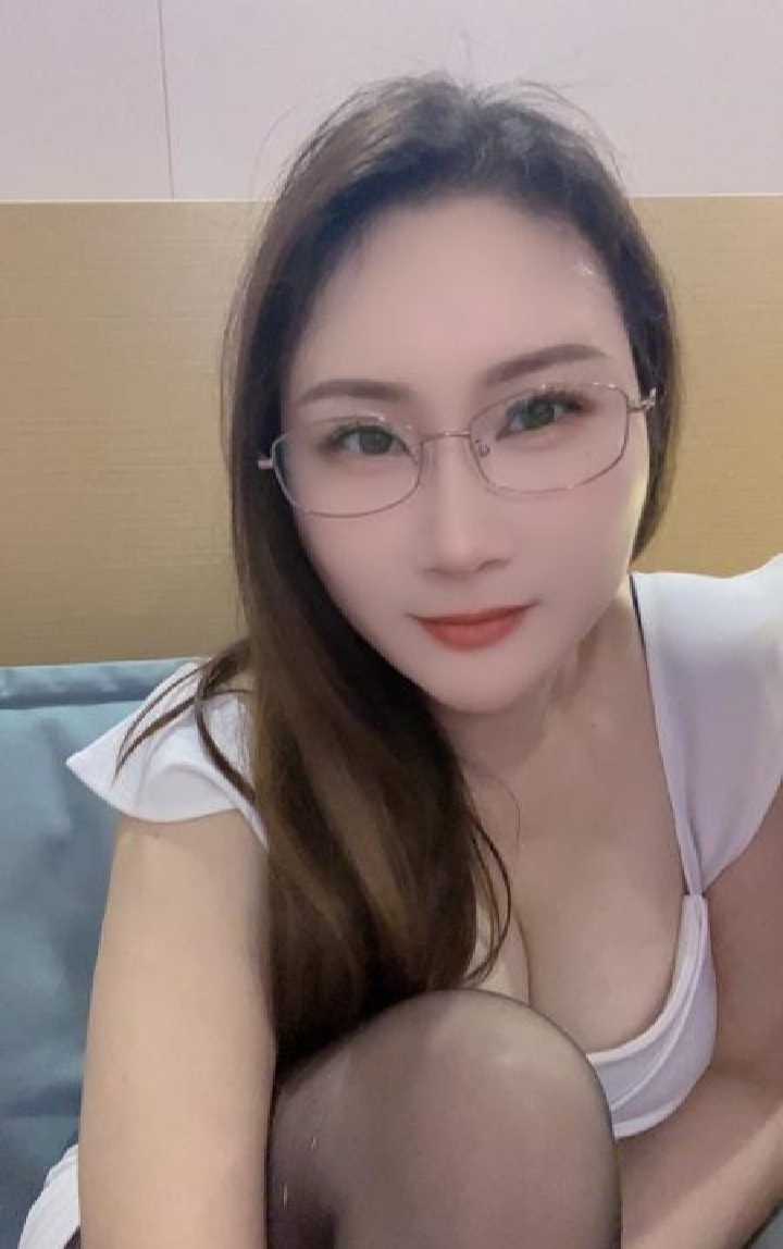 丰满热辣眼镜小少妇