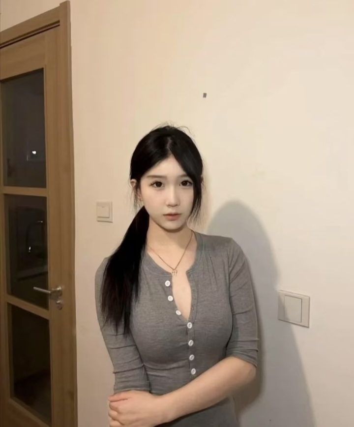 丰乳肥臀美妞小童