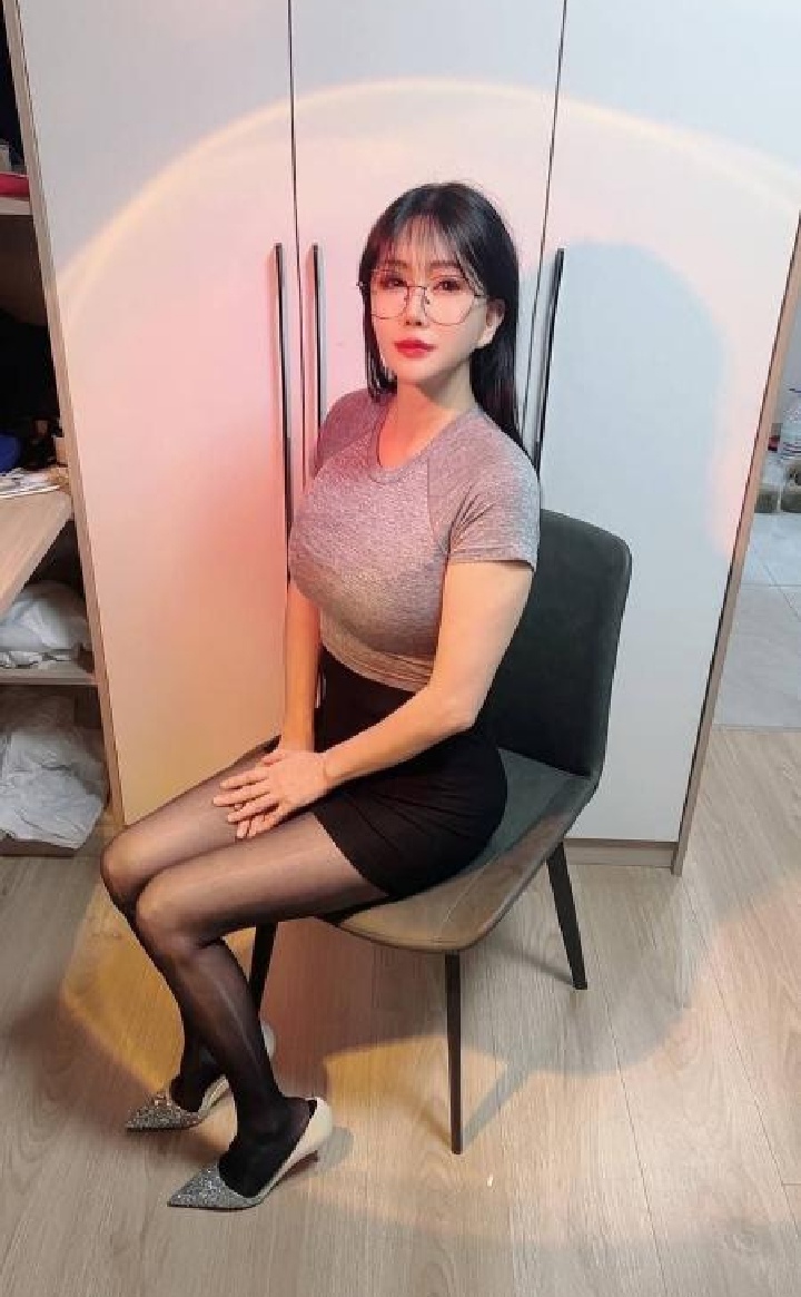 上城巨乳眼镜尤物秋秋