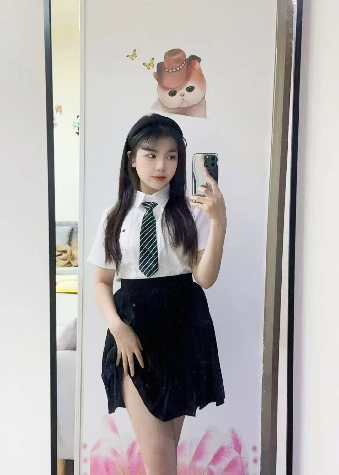 白嫩制服甜妹小美