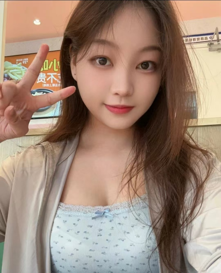 白嫩丰润甜妹元元