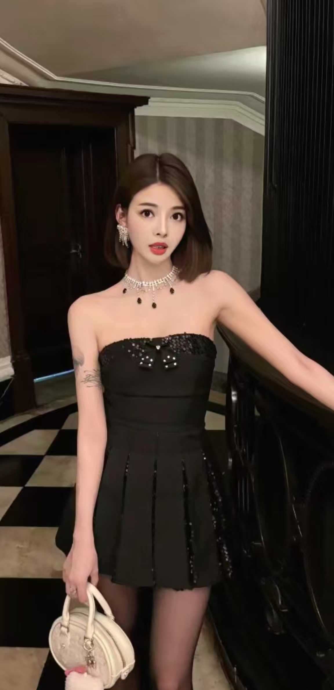 白云短发御姐小小