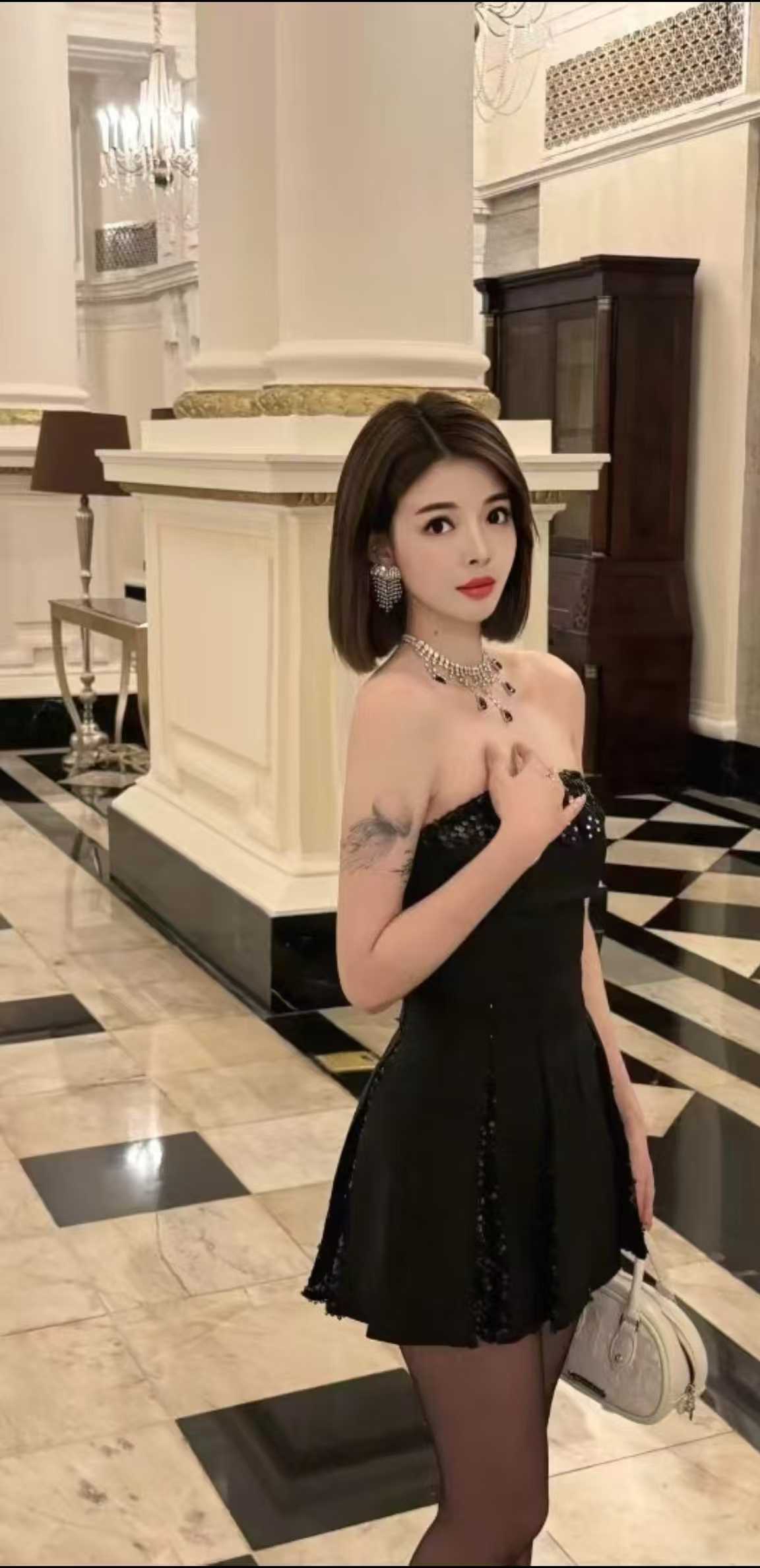 白云短发御姐小小