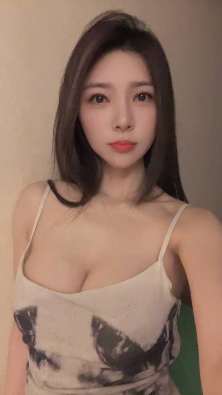 南站爆乳嫩妹团团