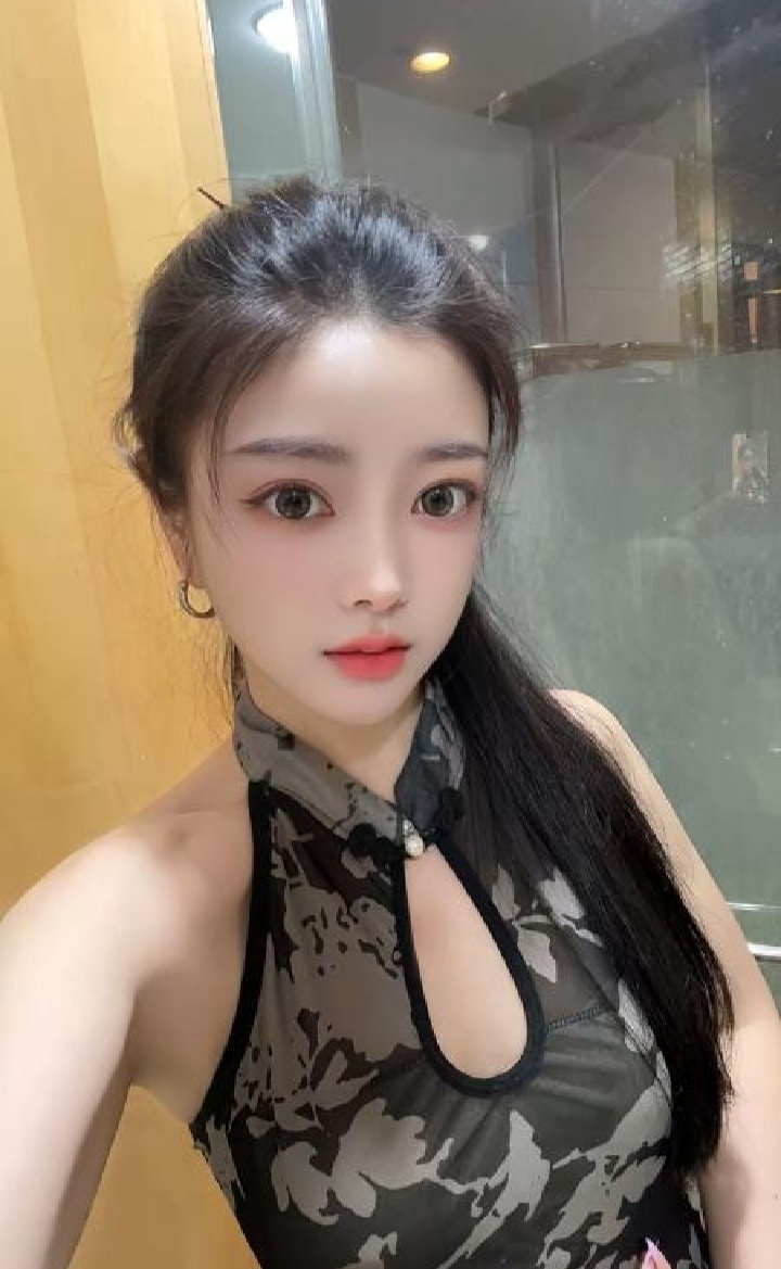 丰满性感美妞柒柒