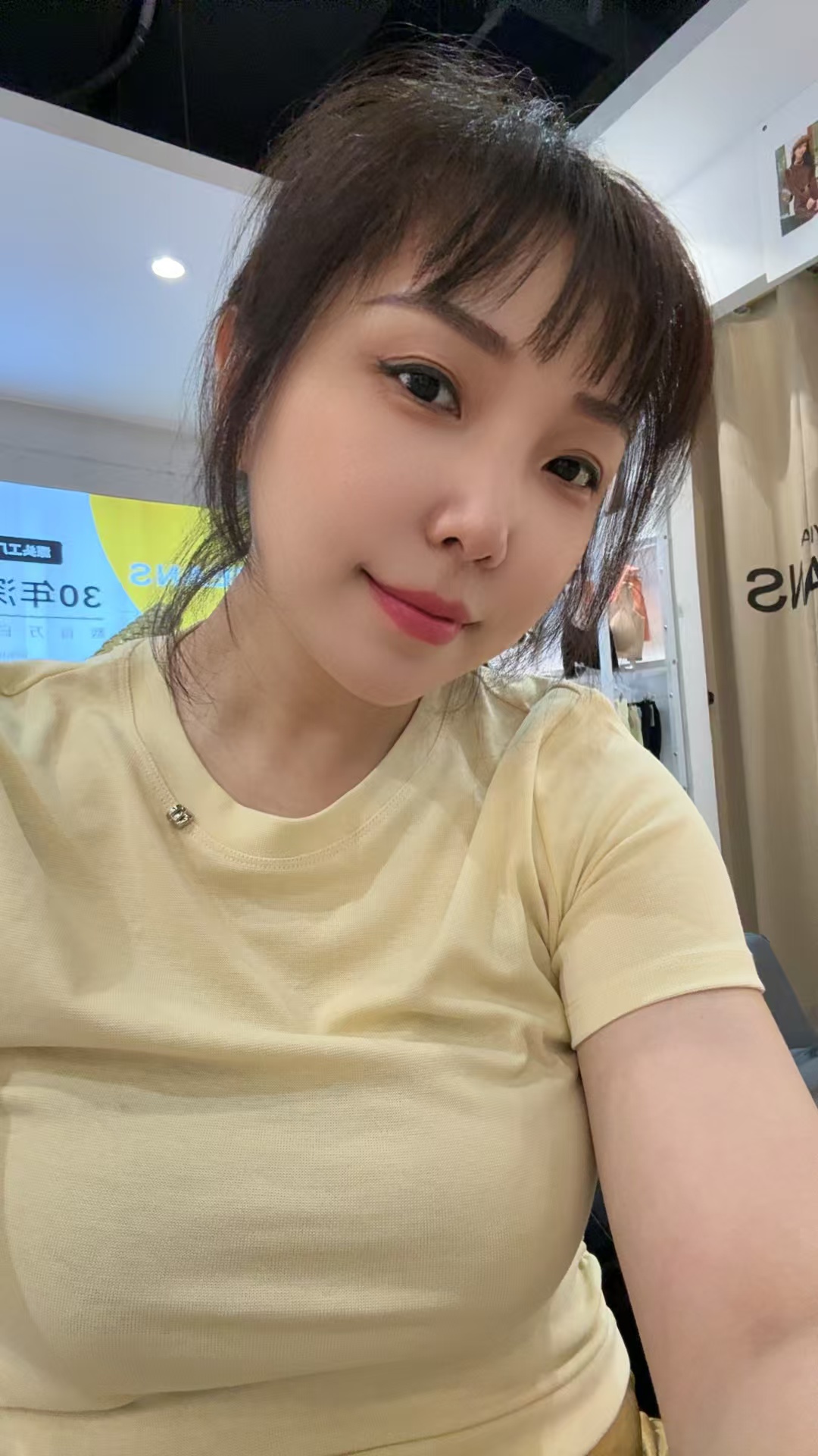 丰润短发御姐悦悦