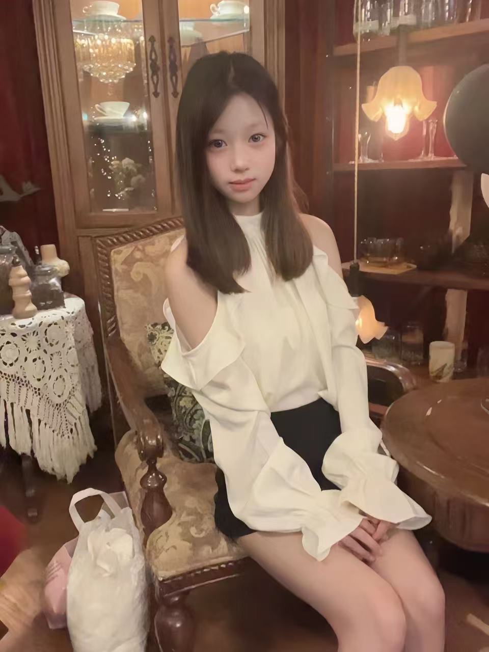 粉嫩白皙小倪儿