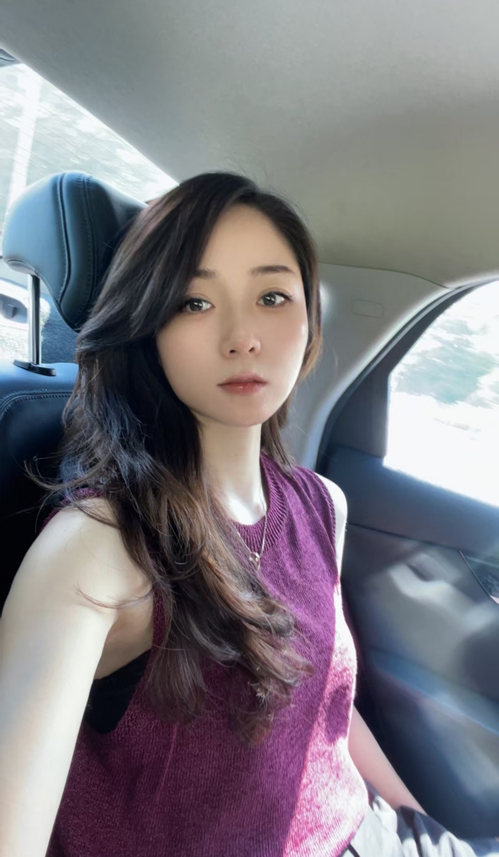 白嫩气质妞美美